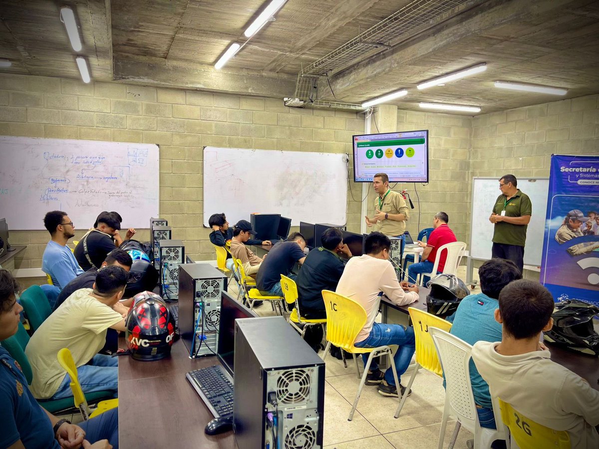 GobMeta's tweet photo. 💡Socializamos con estudiantes de Ingeniería de Sistemas de la Fundación Universitaria Compensar, la estrategia  #RetosDeTransformaciónDigital.
🎓 Esta universidad se sumó a la iniciativa que conecta academia, sector productivo y Gobierno para impulsar soluciones tecnológicas.🚀 https://t.co/60rGYIzDpZ