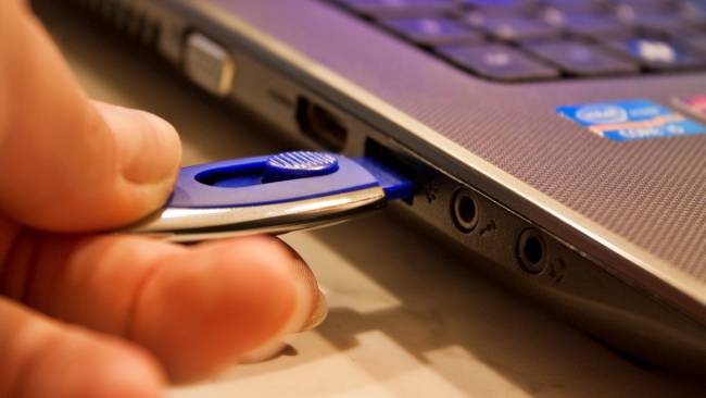Datacate_Inc's tweet image. Employees using personal apps, devices, or cloud tools without IT approval = #ShadowIT. It feels convenient, but it creates hidden risks, such as data loss & compliance issues. Stay ahead of the threat. #CyberRisk #InfoSec
👉 zurl.co/np5Jb