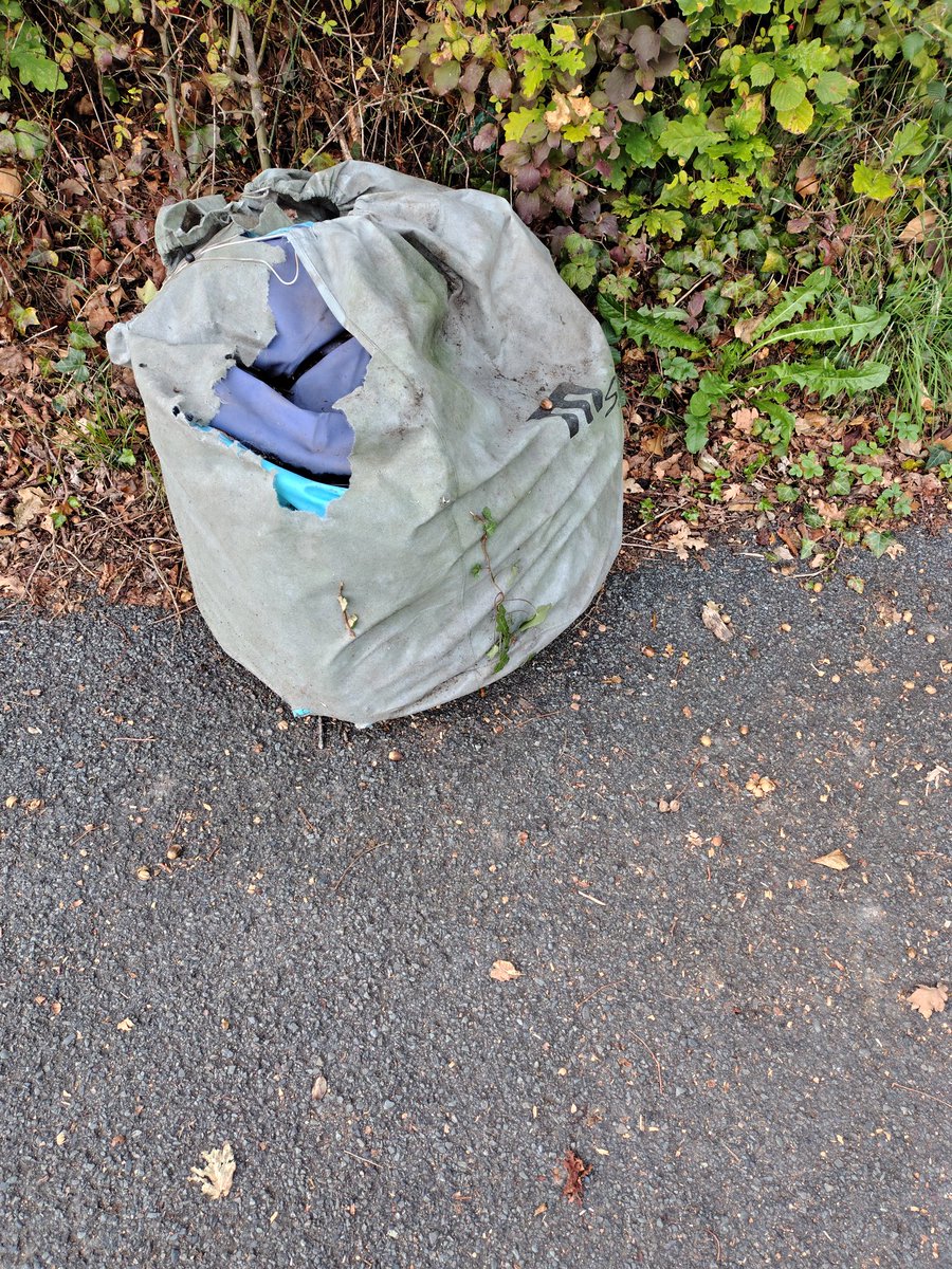 Julie27Rose's tweet photo. So I have kicked off October with six fly tipping reports. Two four days apart but same area π‘. This is two of the logs, 2 pictures for the one log.
Keeping our environment and communities clean π
#dontdumpit #binit #properly
Part 1. https://t.co/VFTmyUoiQL
