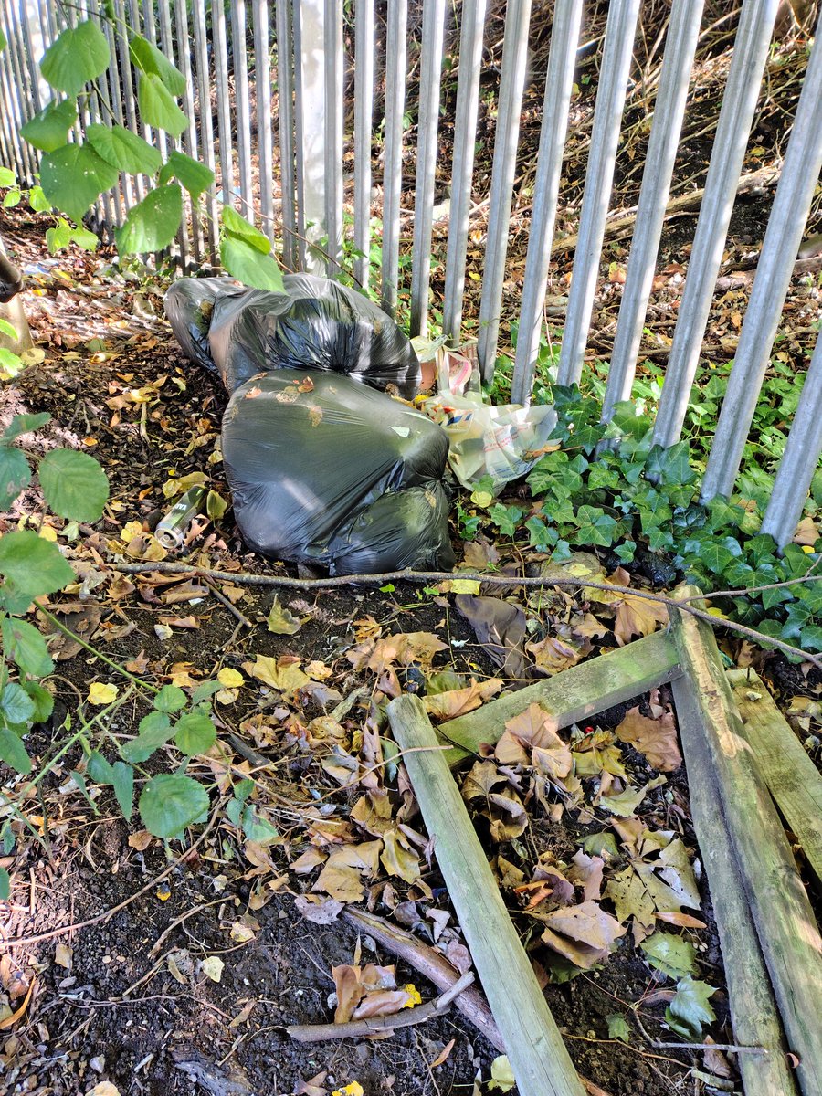 Julie27Rose's tweet photo. So I have kicked off October with six fly tipping reports. Two four days apart but same area π‘. This is two of the logs, 2 pictures for the one log.
Keeping our environment and communities clean π
#dontdumpit #binit #properly
Part 1. https://t.co/VFTmyUoiQL