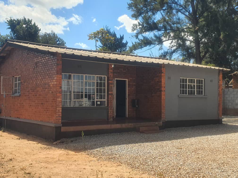 Smartmwanza93's tweet image. RESIDENTIAL PROPERTY FOR SALE IN Zambia, lusaka ! 🏠🌟
- Location: Woodlands Burma Road
Features:
3-bedroom stand-alone house
Master bedroom self-contained Electricity and water supply  In-wall fence
Plot size: 40m X 40m
On title deeds
Selling price $168,000
Whatsapp+260970894866