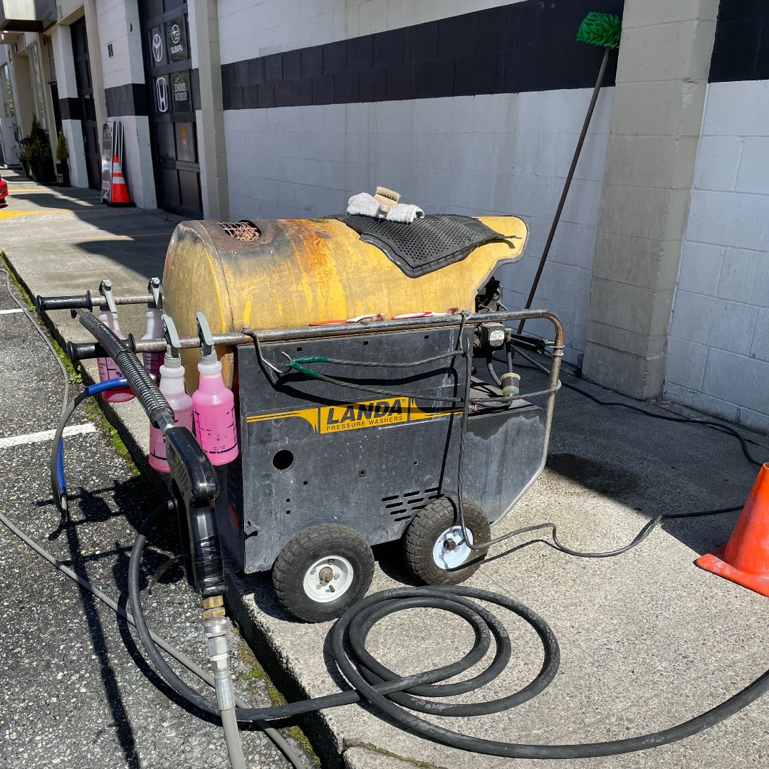 A vintage HOT 👀 spotted in the wild at Edmonds Autobody in Washington! See why car dealerships and service centers choose Landa for spotless results 👉 landa.com/en/solutions/a…

#LandaTough #CarDealerships #CarWash #Autobody #CarService #Automotive #CommercialCleaning