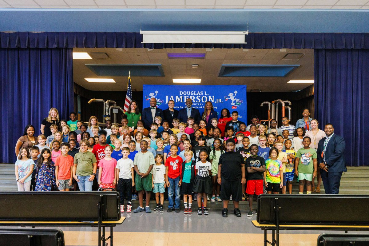 my_pcs's tweet image. Last week, Mayor Ken Welch visited Douglas Jamerson Elementary for City Builders Day! He spoke with third-graders about what makes a city thrive, safety, housing, transportation, education, and recreation, and how every citizen helps shape our future. 👏   📸: City of St. Pete