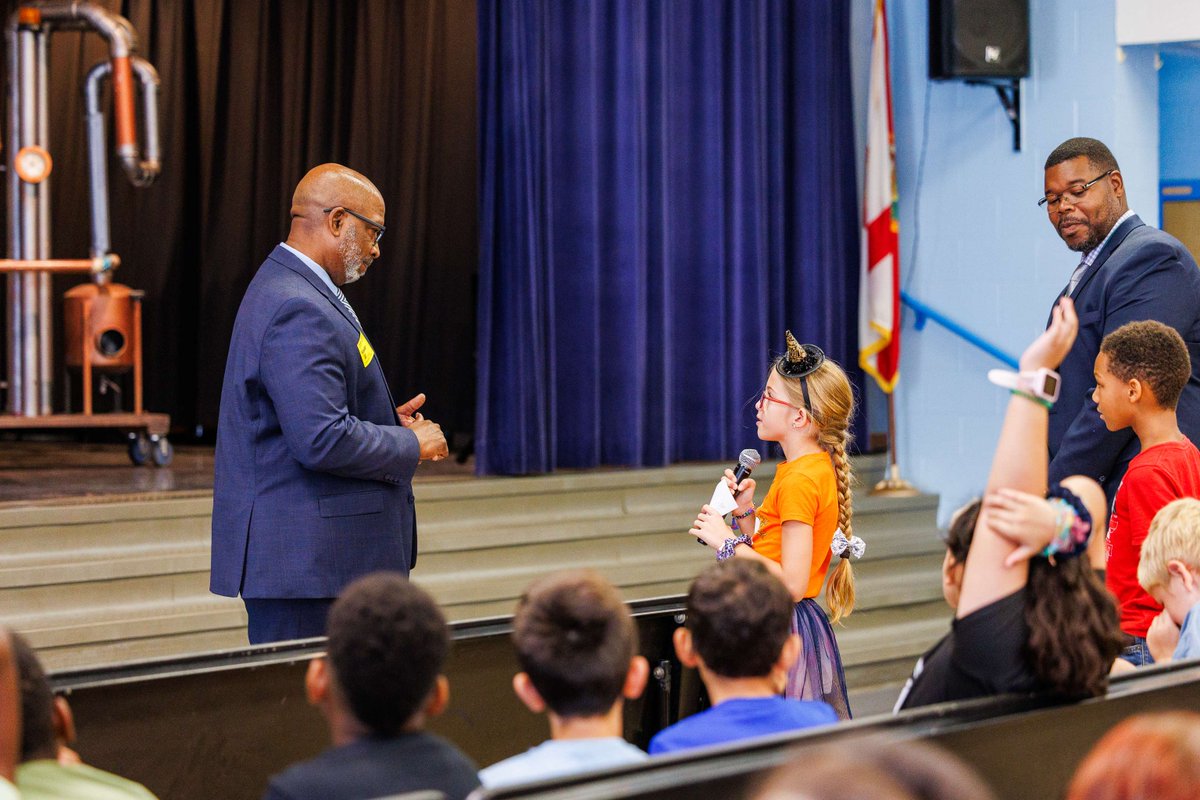 my_pcs's tweet image. Last week, Mayor Ken Welch visited Douglas Jamerson Elementary for City Builders Day! He spoke with third-graders about what makes a city thrive, safety, housing, transportation, education, and recreation, and how every citizen helps shape our future. 👏   📸: City of St. Pete