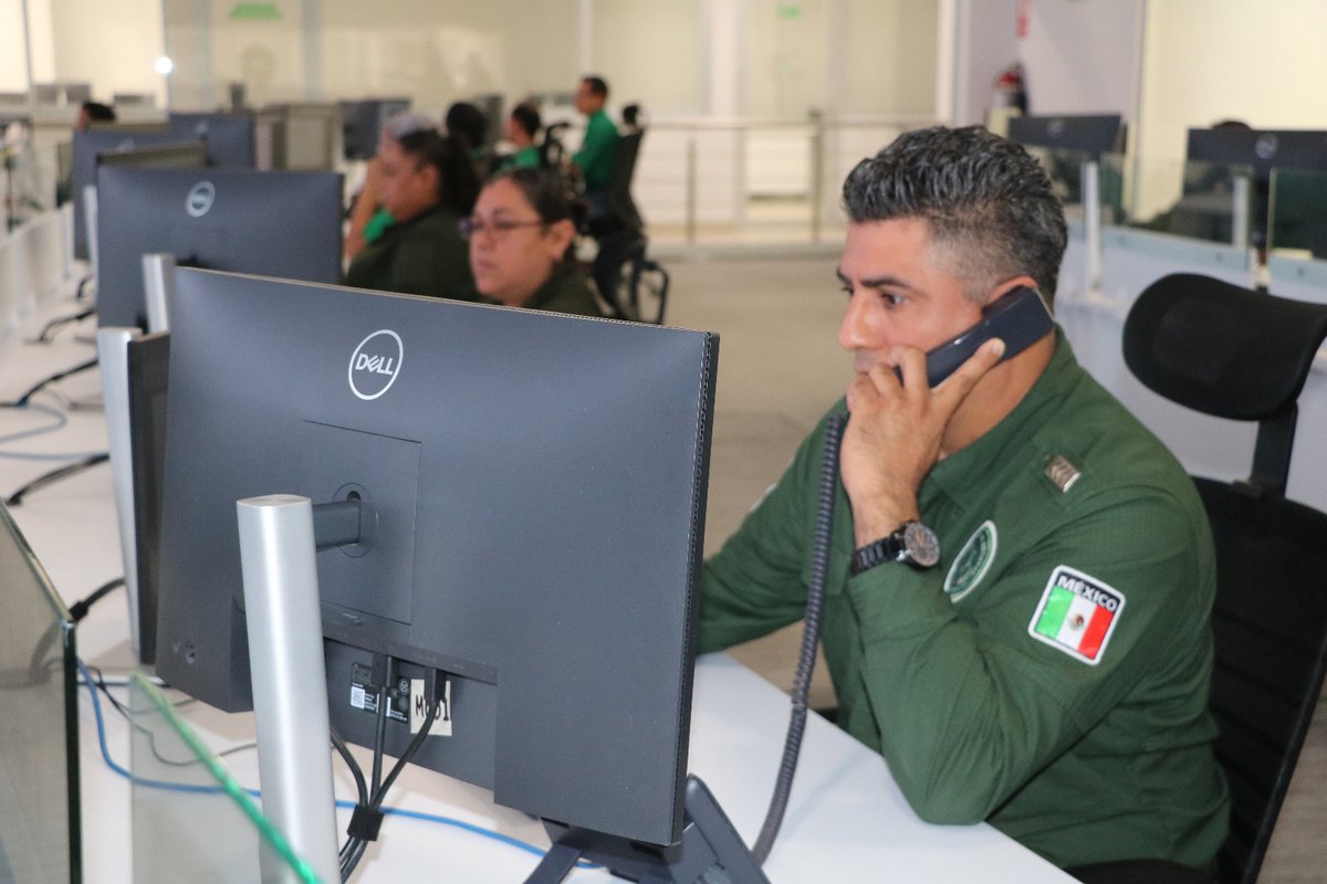 SSPC_SLP's tweet photo. 🚨La rápida coordinación entre la#GCE y la #CEBP permitió localizar sana y salva a una menor con ficha de búsqueda activa desde el 3 de octubre, en el municipio de #Matehuala, la menor fue ubicada y reunida con su familia. https://t.co/F3UgoCRBb5