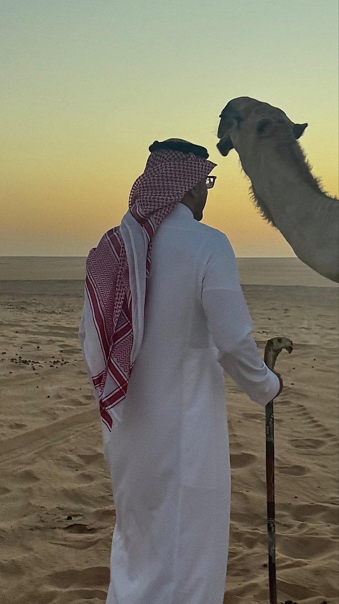 #العرفا 

ارتكازة راسً ادلخ يخايل للنجوم 
وارتفاع المتن ممزوج مع نكسة ظهر

شدقها من حدري العين جايله كموم
ومن مقر لحيها راهيً يركم حدر