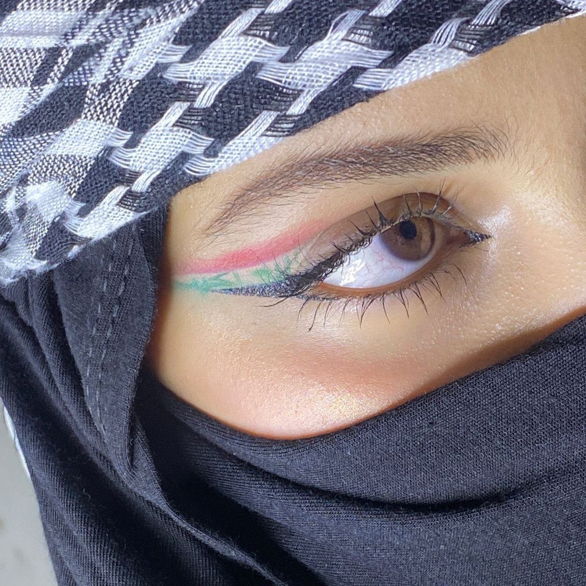 بعض العيون كحد النصل تقتلنا
اين المفر وهذا الحسن سجانُ

والشمس في طرف عينها مكبلةٌ
والليل في خمارها ممدود ُ
 
كل العيون التي مرت سواسية 
لكن عينيكِ لا ندٌ ولا شبهُ