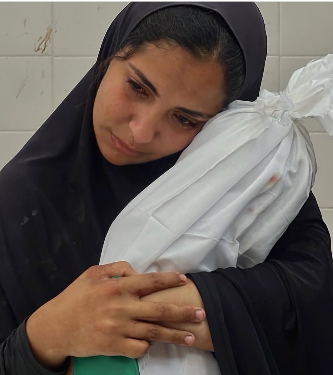 Yer yarılsa da dünyanın geri kalan Müslümanları yerin dibine batsa utancından..

Yer yarılsa da zulme engel olamadıkları için toprağın altına girseler.