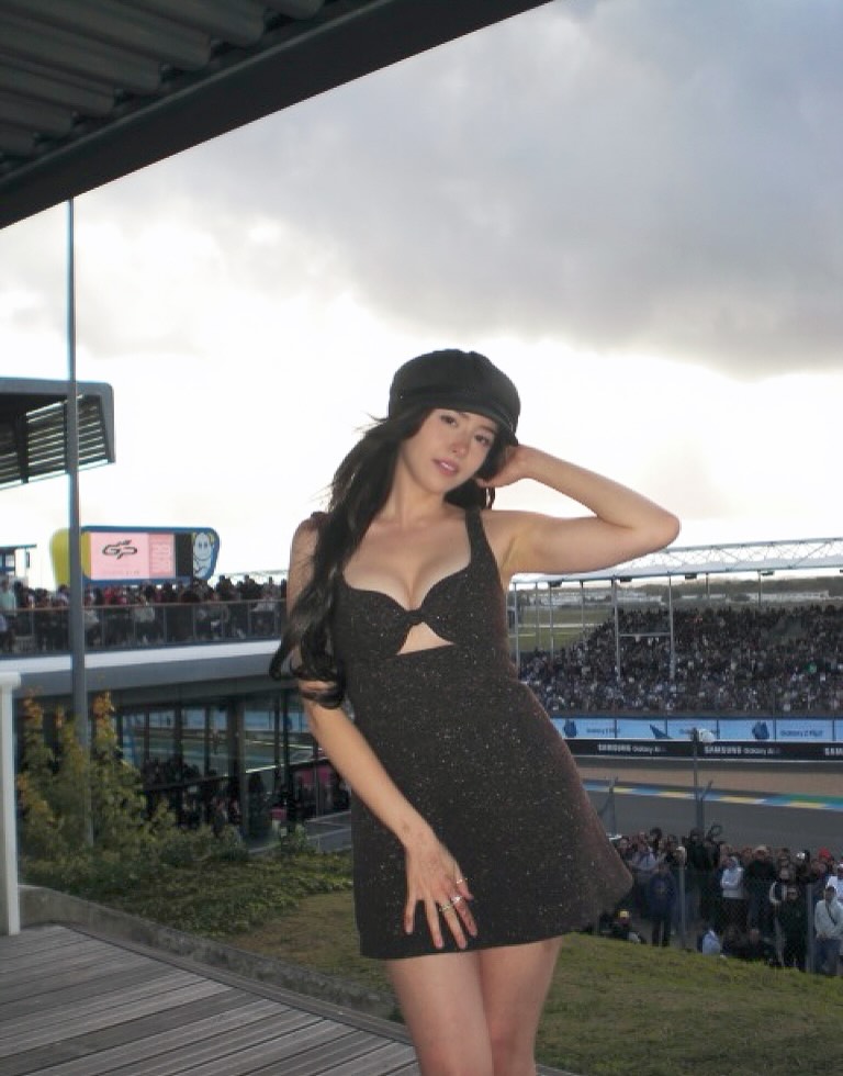 MidgetSpinner0's tweet image. P0ki looking good with the girls out