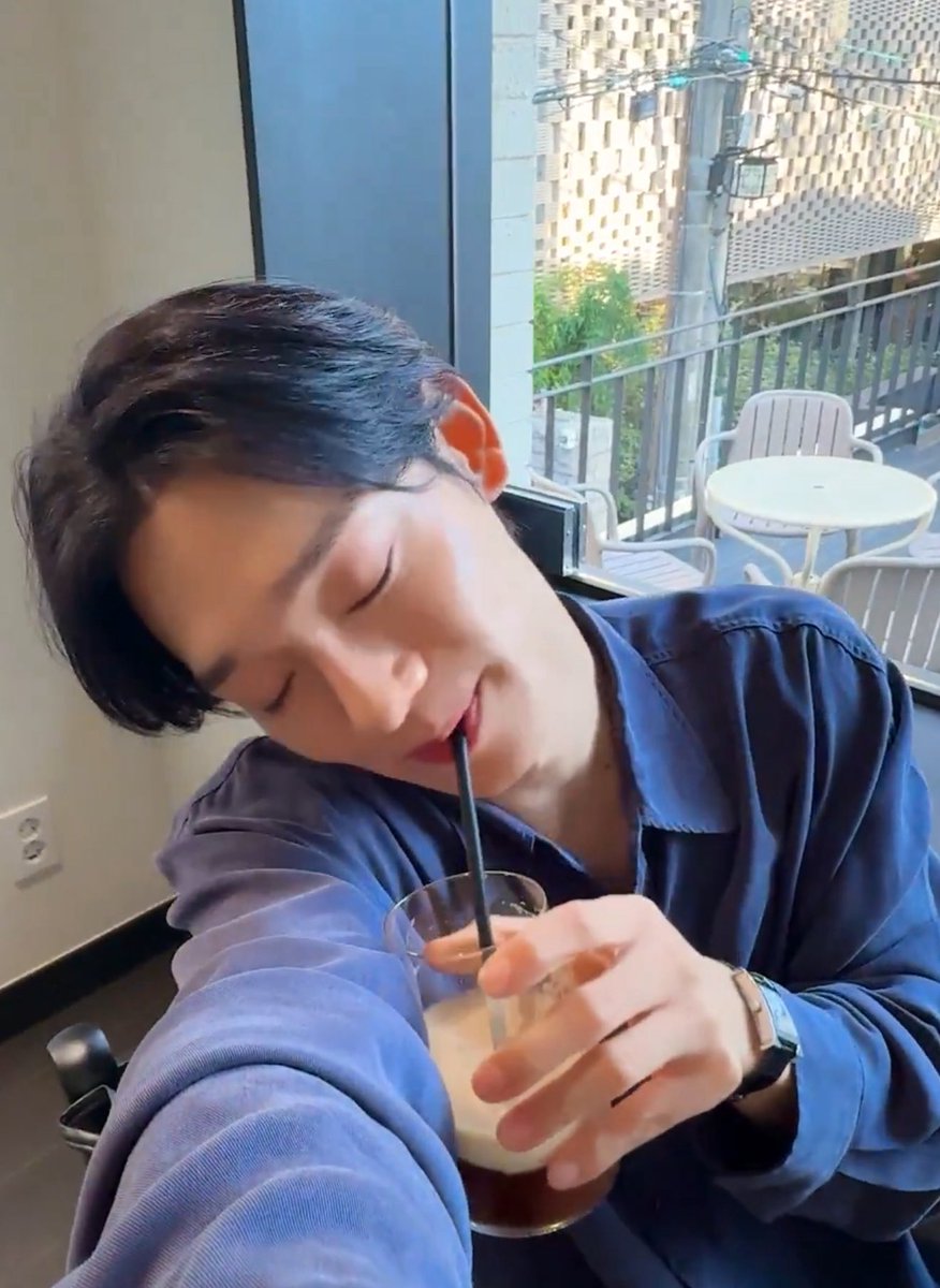 brandnewdaes's tweet image. my girl queen and i for #EXOLSelcaDay 🌟🔜