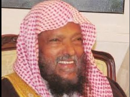 ALfalehaaa's tweet photo. - نموذج من صبر القضاة!

ذكَرَ الشيخُ القاضي د. إبراهيم الخضيري أنه يجب على القاضي أن يتحلّى بالصبر والحِلْم وضبط النفس، وأورد قصّة حصلَتْ له عندما كان يَقضي في المحكمة المستعجلة بالرياض، حيث خرَجَ من مكتبه يومًا ليتوضّأ، وفي مَسيره إلى مكان الوضوء قابَلَه أحدُهم وقال للشيخ: أين فلان لعنه الله .. - وهذا الرجُلُ يقصد الشيخَ وذَكَر اسْمه لكنه لم يَرَه من قبل -، فقال الشيخُ للرجل: ماذا تُريد؟ قال: هذا القاضي سيحكُم عليّ ويُذكَر أنه شديد لعنه الله .. واستمرّ في السبّ والشتم .. فقال الشيخُ إبراهيم: قلتُ له مكتبه هنا فاذهب إليه .. ثم ذهبتُ وتوضّأتُ وتعوّذتُ بالله من الشيطان الرجيم؛ لأنّي غضبتُ لمّا سبّني وشتمني، لكنّي عاهدتُ نفسي أن لا أحكم عليه في هذه الجلسة، خشيةَ الانتصار لنفسي، وأن يكون الحُكْم في وقت آخر .. فلمّا دخلْتُ المكتب (مجلس القضاء) ورآني الرجلُ سقطَ مغشيًّا عليه، فحُمِلَ من عندي .. وفي جلسةٍ أخرى جاء وقال لي: إنْ فَكّني اللهُ منكَ فأنا سالم .. والحمد لله فَكّه اللهُ مني وسَلِم، لكنّه عُوقِبَ بما يستحق مِن جهةٍ قضائية أخرى.
= برنامج في موكب الدعوة.