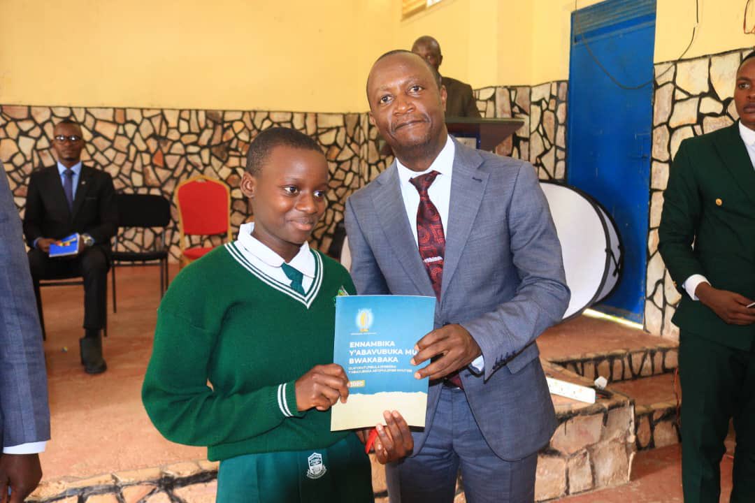 Olwaleero ng'ennaku z'omwezi 7, Minisita w'abavubuka, Emizannyo n'ebitone, Ow'ekitiibwa Robert Sserwanga Ssaalongo, mu kulambula bannankobazambogo mu Masaza, abadde mu Kasengejje region mu Ssaza Buddu nga bannankobazambogo abasisinkanidde ku Muteesa 1 Royal University Kirumba