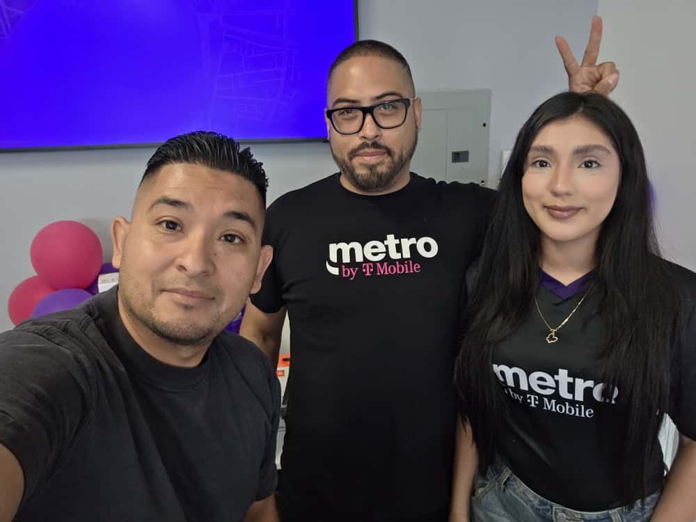 PCGPrepaidBiz's tweet image. She’ll never know. 👀👀
Fun times at #metrobytmobile 💜💜