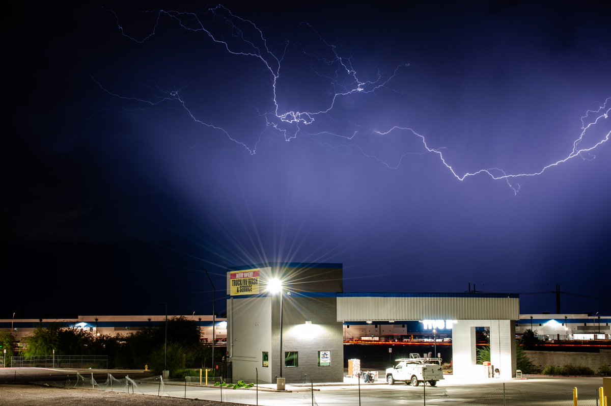 FirePhotoGirl's tweet photo. I never posted these but shooting lightning from the second story hotel balcony turned out alright hehe #buckeyeaz #azwx https://t.co/QfXPw3tpDA