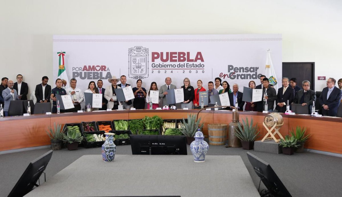 Foro21's tweet photo. 🥇Puebla se consolida como líder mezcalero internacional.
En el #SpiritsSelection 2025, el estado ganó 2 medallas Gran Oro, 10 de Oro y 5 de Plata.
Destaca “Mexcalito de mi corazón”, elaborado en Caltepec por mujeres mezcaleras. 💪🔥
👉 https://t.co/OXT5s8lGiL
#Puebla #Mezcal #Foro21