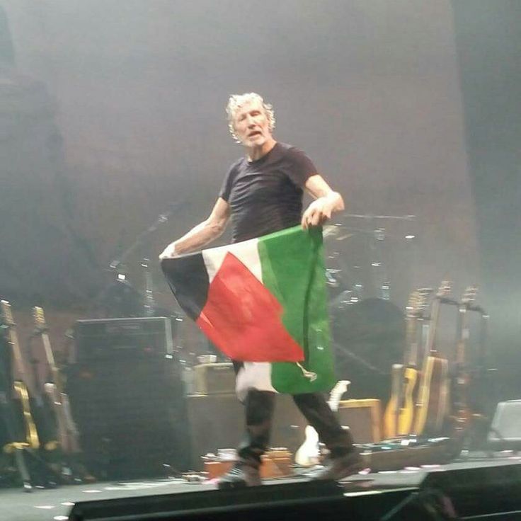 Ο Ρότζερ Γουότερς των Pink Floyd τα χώνει στον Bono για τη Γάζα: 
«Είναι καθίκι, προτιμά να πηγαίνει στο Νταβός»
Γιατι αντί να στηρίξει την Παλαιστίνη «πηγαίνει στο Νταβός παρέα με τον Τζορτζ Μπους».
«Είναι ένας ηλίθιος. 

Εύγε Roger Waters!!
Λευτεριά στην Παλαιστίνη 🇯🇴 ❤️