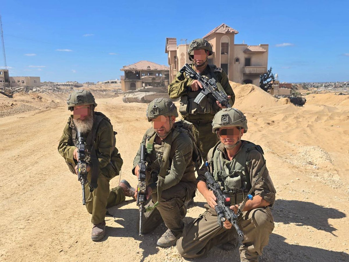 Geolocation| Israeli forces in front of an apparant Israeli military staging area in southern Khan Younis, South #Gaza 
31.326731, 34.304893
Posted on 1 Oct. 2025
<a href="/GeoConfirmed/">GeoConfirmed</a> 
Photo: t.me/amitsegal/5244…