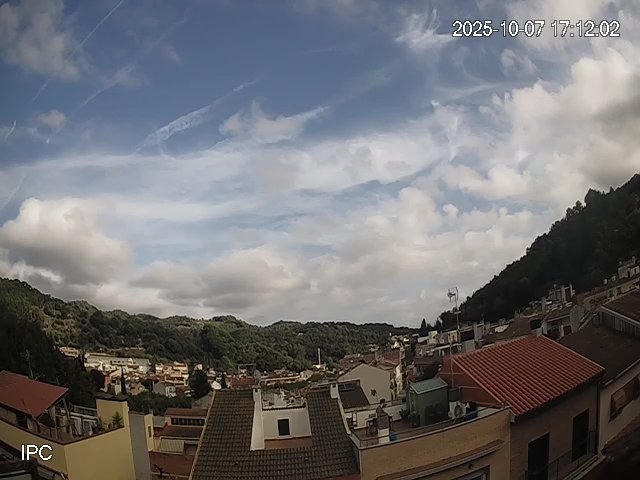 MeteoAdM's tweet image. #Bonvespre des de la part alta d'#ArenysdeMunt El final el 🌡️lluny de 📈 lleugerament respecte ahir ha 📉 un grauet (22,2°C), en una jornada que la ☁️ del tipus alt i baix en alçada ha anat a més Segueix el fil👇