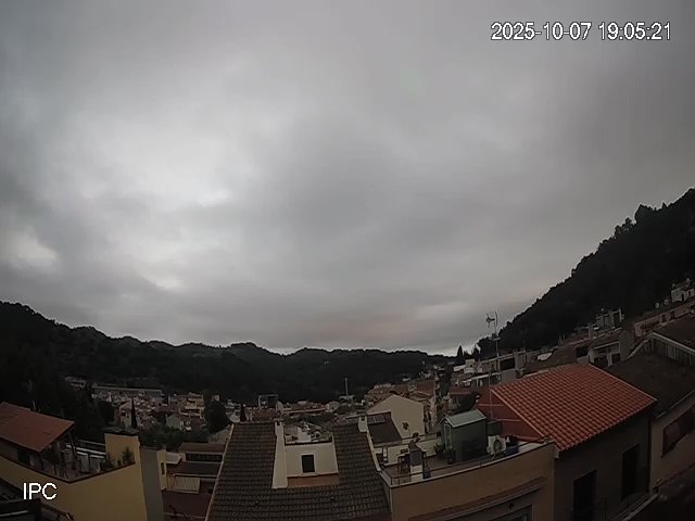 MeteoAdM's tweet image. #Bonvespre des de la part alta d'#ArenysdeMunt El final el 🌡️lluny de 📈 lleugerament respecte ahir ha 📉 un grauet (22,2°C), en una jornada que la ☁️ del tipus alt i baix en alçada ha anat a més Segueix el fil👇