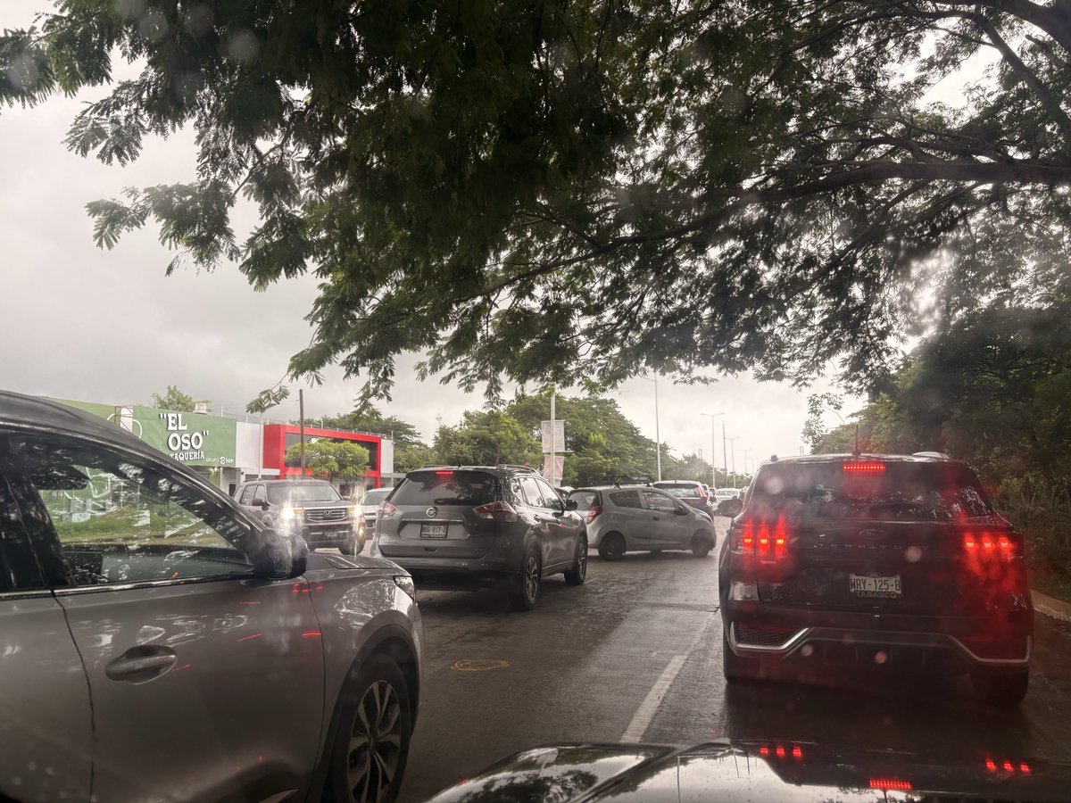 normix1's tweet photo. @XEVATabasco @MunicipioCentro @Gobdetabasco ausencia total de agentes de tránsito en blvd Bicentenario. Caos vial en horas pico. Se requiere apoyo. @GobNacajuca https://t.co/X0GAjWDP9o