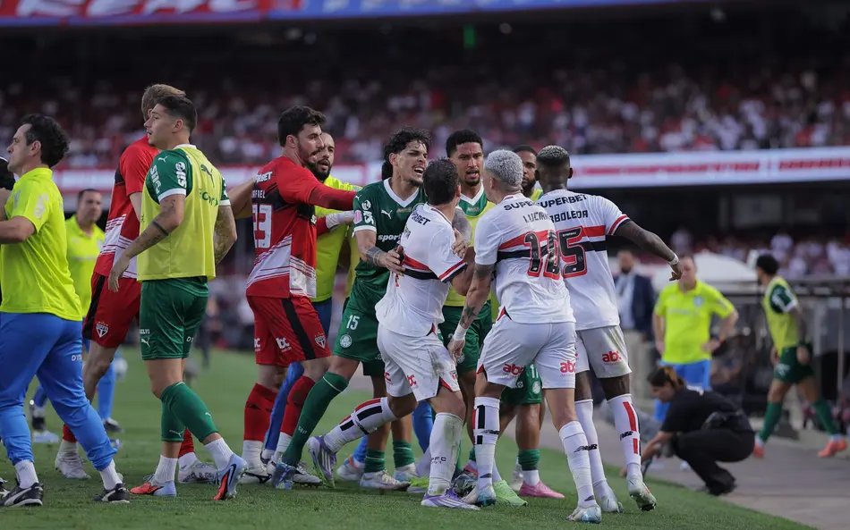 Flazone_'s tweet photo. 📊 Favorecimento ao Palmeiras no Brasileirão 2025 (dados @Tryenglish1):

2ªR: Sport 1x2 PAL - 2 pênaltis inventados (+3 pts)
4ªR: Inter 0x1 PAL - pênalti não marcado (+2 pts)
18ªR: Vitória 2x2 PAL - pênalti inventado (+1 pt)
19ªR: PAL 2x1 Ceará - pênalti inventado (+2 pts)
20ªR: Botafogo 0x1 PAL - pênalti ignorado (+2 pts)
24ªR: PAL 4x1 Fortaleza - pênalti inventado (impacto incerto)
27ªR: SPFC 2x3 PAL - pênalti e expulsão ignorados (+3 pts)

Total: 13 pontos “ajudados” pela arbitragem.
E isso sem contar expulsões poupadas e lances duvidosos em outros jogos.

Fica impossível disputar o título com um time que nem no G4 do campeonato estaria se não fossem tantos erros a seu favor. A CBF já escolheu seu campeão, enquanto Flamengo e Cruzeiro nadam de braçada tentando superar tanta sujeira contra os clubes.
