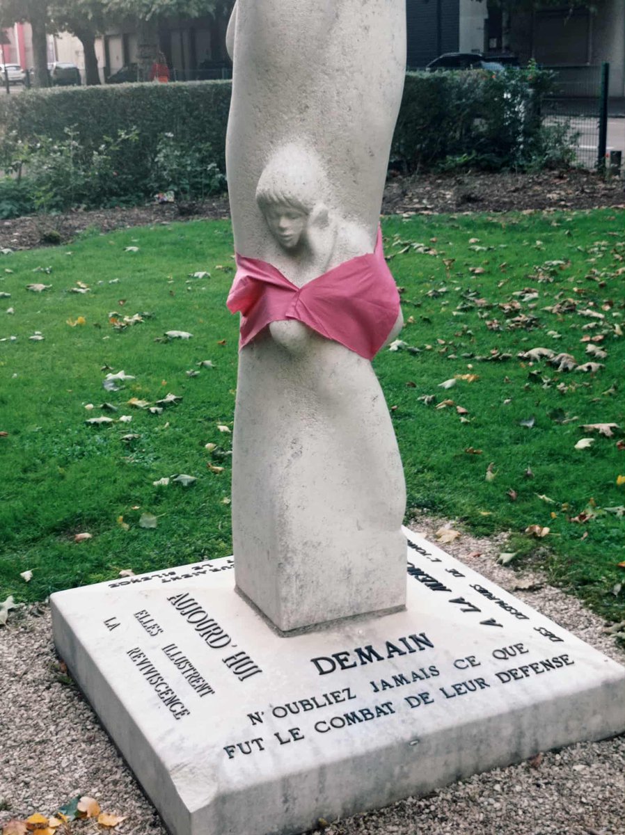 🎀 Octobre Rose à #Auxerre :
Les statues se parent de soutiens-gorges roses 💗
Action d’@XR_Auxerre pour rappeler que la lutte contre le cancer du sein passe aussi par la lutte contre les pesticides, dont les effets sur la santé sont prouvés (Inserm, ANSES, OMS).
 #OctobreRose
