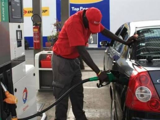 Une réduction du prix des carburants sera mise en œuvre dans la Zone Ouest ce mercredi 8 octobre 2025. Le litre d’essence sera abaissé de 2990 à 2690 Fc, tandis que le prix du gasoil diminuera de 2890 à 2680 Fc.