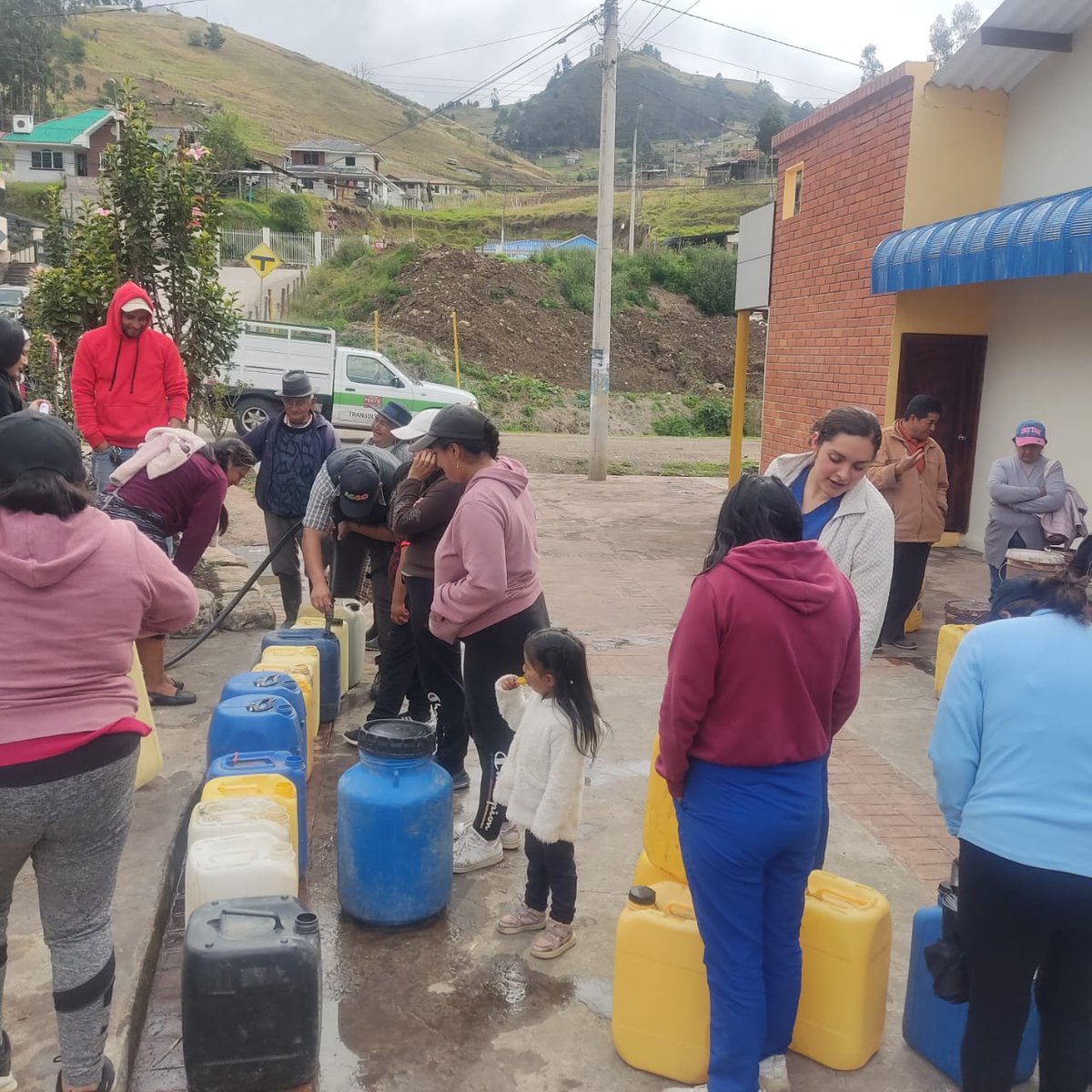 En Cumbe junto a nuestros agroproductores, impulsamos sus capacidades con capacitaciones y la entrega de biol para nutrir huertos y pastos.
Con nuestro programa #AzuayFértil, entregamos 7.000 litros de este abono líquido que renovará los cultivos y mejorará la productividad.