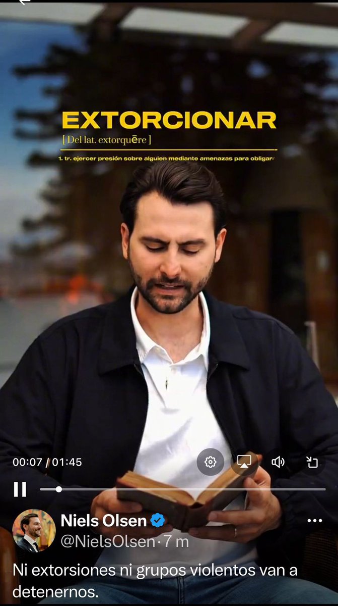 cubalondra's tweet photo. OYE @NielsOlsen se te borró el video donde pusiste extorcionar en vez de extorsionar...
Realmente ustedes no han "abrido" un libro en su vida. 
Dignos de su partido, ignorantes y buenos para nada. https://t.co/hT5EiV2utp