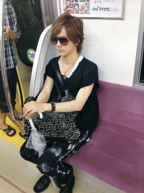 ask4527's tweet photo. @123maru4take @epichan77 正しい傘の持ち方と電車の座り方のサンプル https://t.co/CvKAmSpf9U