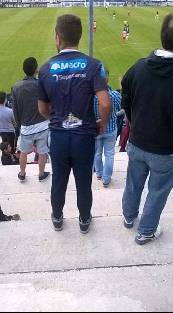 No sorprende que sean amigos, a los dos les gusta andar entangados en la tribuna