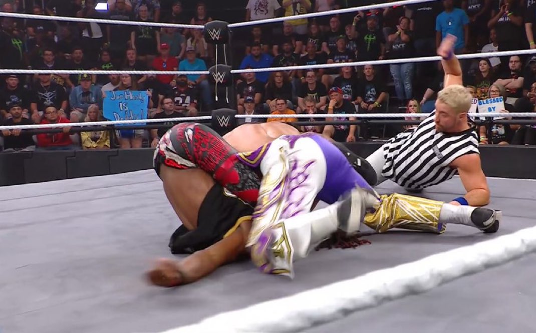 ليون يقصي جوفان من المباراة!! 

#NXTShowdown