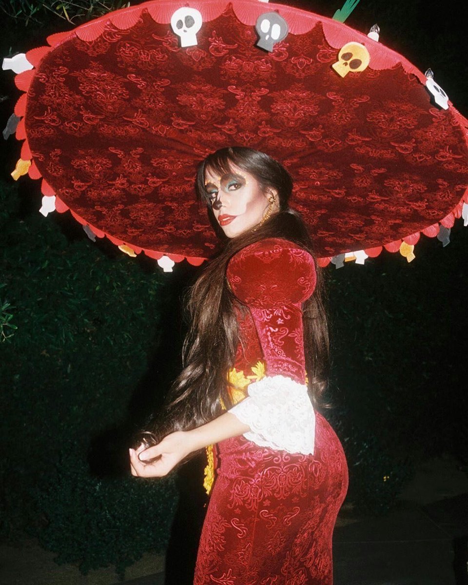 blogccabello's tweet image. Halloween tá batendo na porta e o BCC quer saber: qual dessas fantasias da Camila Cabello foi a melhor até agora? 👻