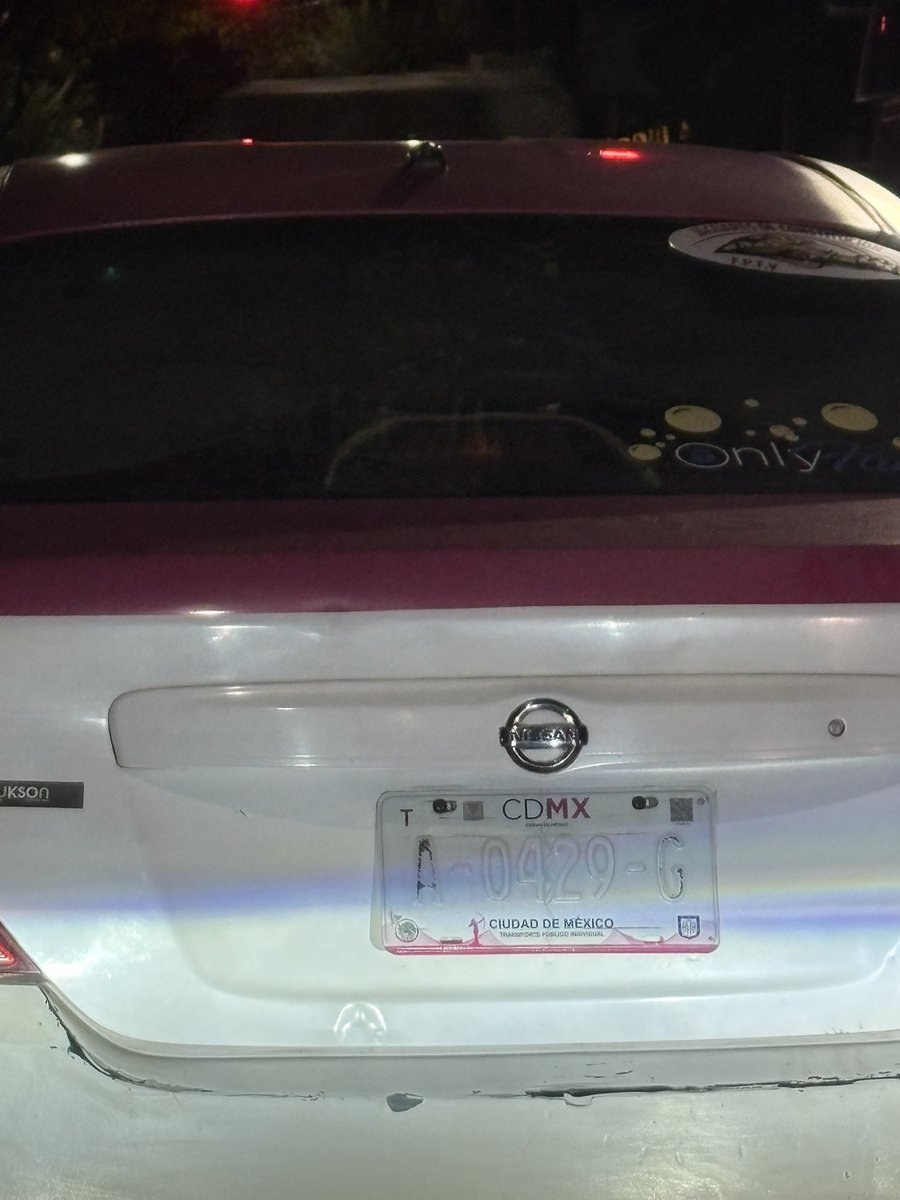 PaoG5's tweet photo. Un taxi con placas pintadas de blanco… @UCS_GCDMX acaso no es ilegal esto? https://t.co/wsCksRAHIo