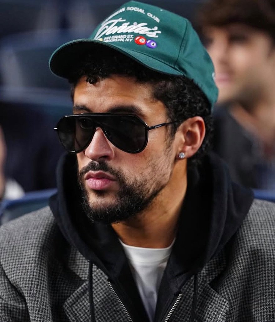 Bad Bunny en un partido de beisbol de los Yankees
