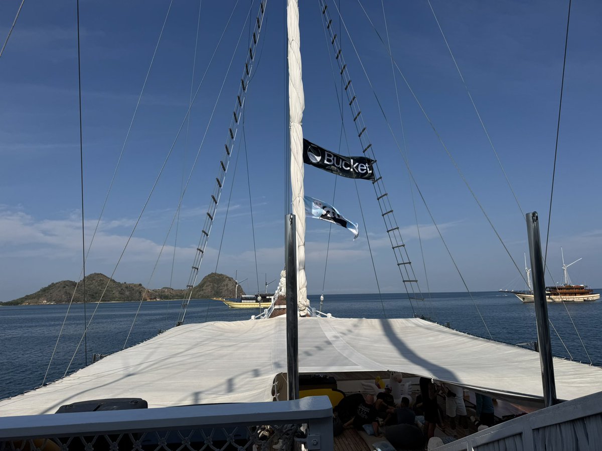 cepryl_'s tweet image. Gm

I’m on a boat