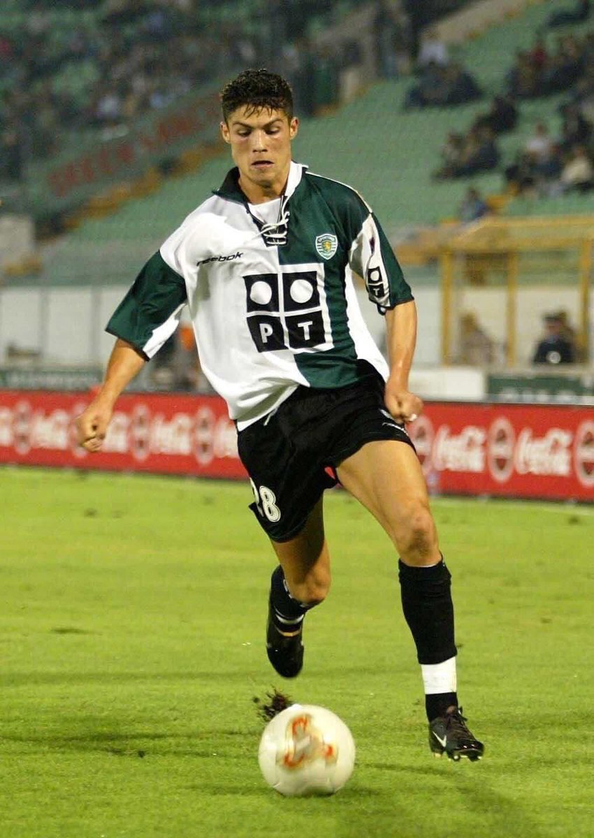 ZakingOriginal's tweet photo. 7 octobre 2002

Il y’a 19ans, jour pour jour, Cristiano Ronaldo inscrivait son tout premier but en professionnel avec le Sporting Lisbonne, juste avant d’en marquer un deuxième : doublé, à 17 ans.

Mon père m’a dit ce gamin changera à jamais l’histoire du football

CR7 = 946 buts https://t.co/IcP4sRiNcB
