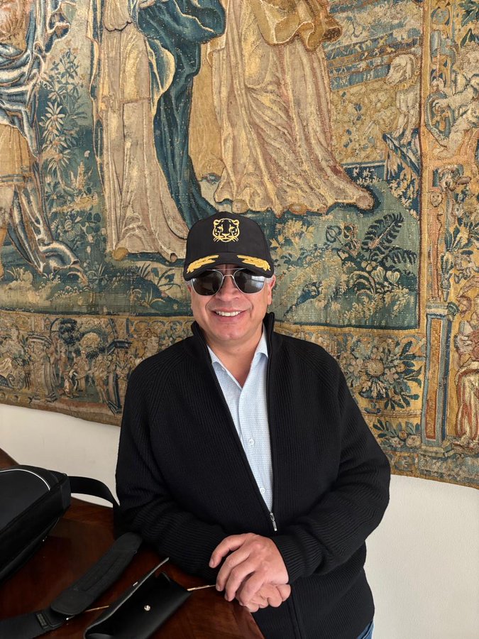 Y es que además, se cree BONITO EL HIJUEPUTA.
Puro Play Boy de Zipaquirá. 

Para saber que lo único que levanta son travestis.