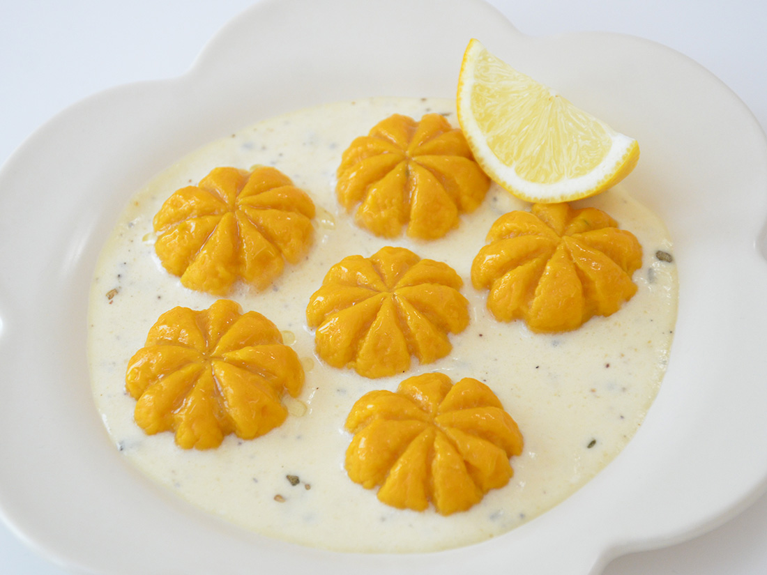 cotta_corecle's tweet image. newコッタコラム🎃

ほっくりもちもち
かぼちゃのニョッキ

秋の味覚「かぼちゃ」を使ったニョッキは、ほっくりとした甘みともちもち食感が楽しめる一皿😍
今回は基本のセージバターソースと、アレンジとしてトマトソースとクリームソースのレシピをご紹介します♪