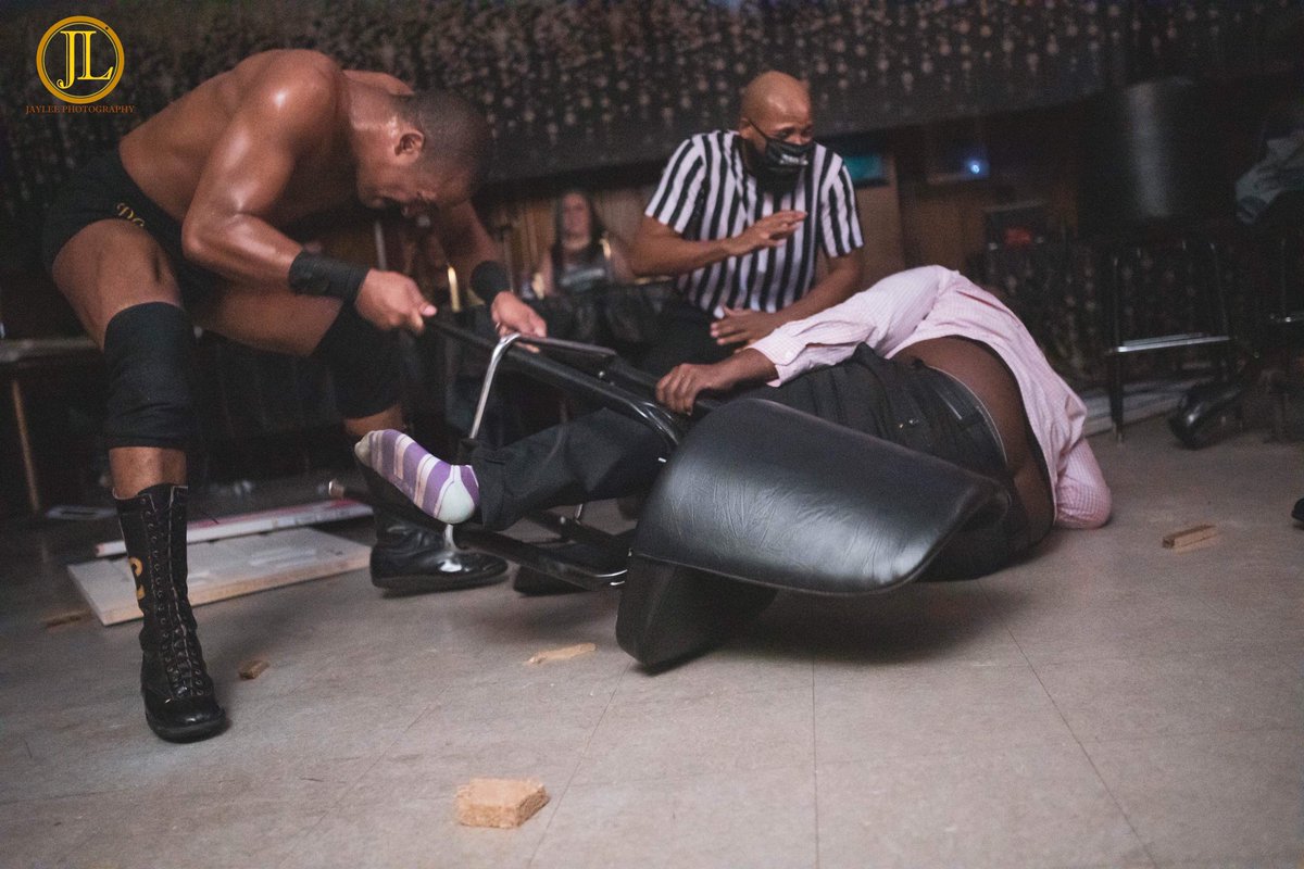 MrDariusCarter's tweet image. And to think, it all started in a bar during a pandemic on @indiewrestling.
I owned him then, spent 5 years owning him & will own him *conclusively* on 10/18.
#CloseToMidnight - because after this, Kyle will finally rest.
Your Leader Has Spoken.
@ASEWrestling #AndSTILL 🏆🎭✝️