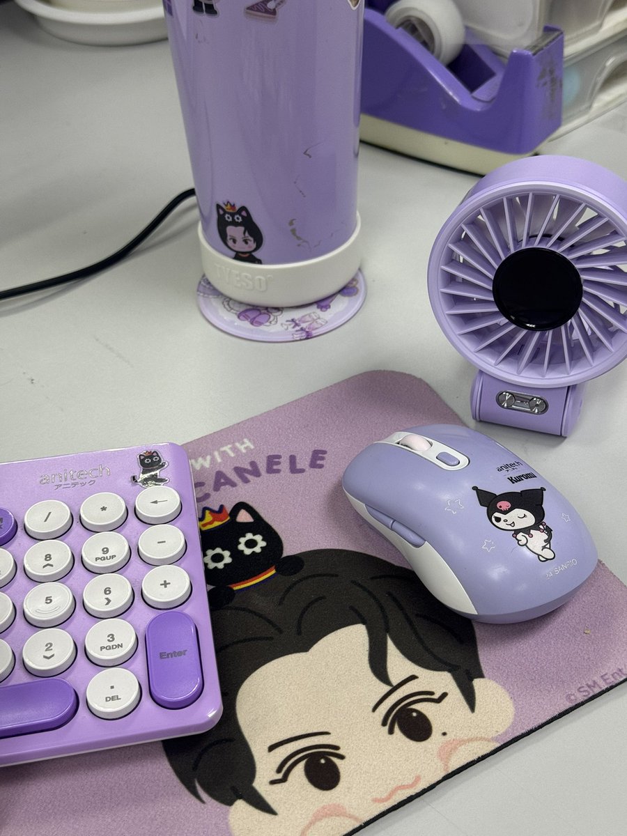 โต๊ะทำงาน ; 
รู้ได้ไงคะว่าเราเมนน้องเตน