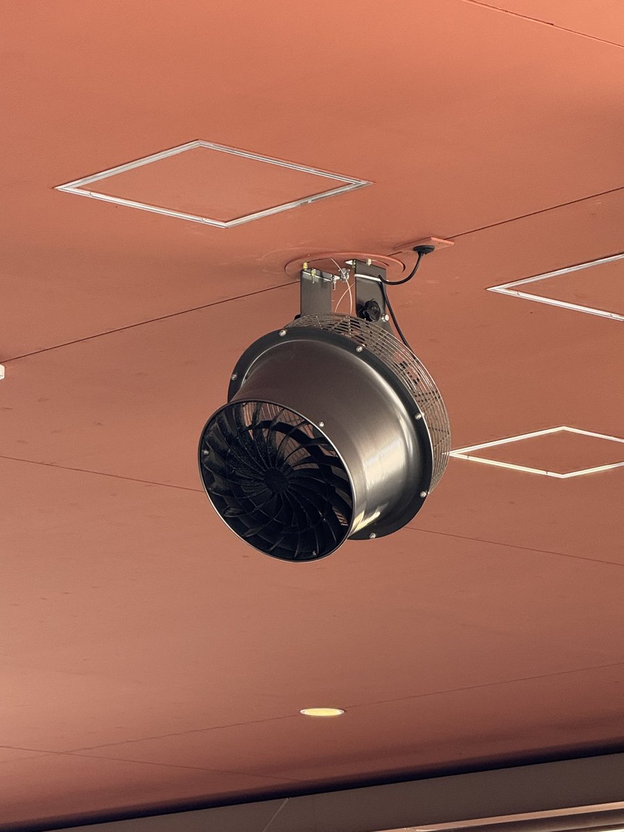 扇風機の形が独特だね┏(((卍)))