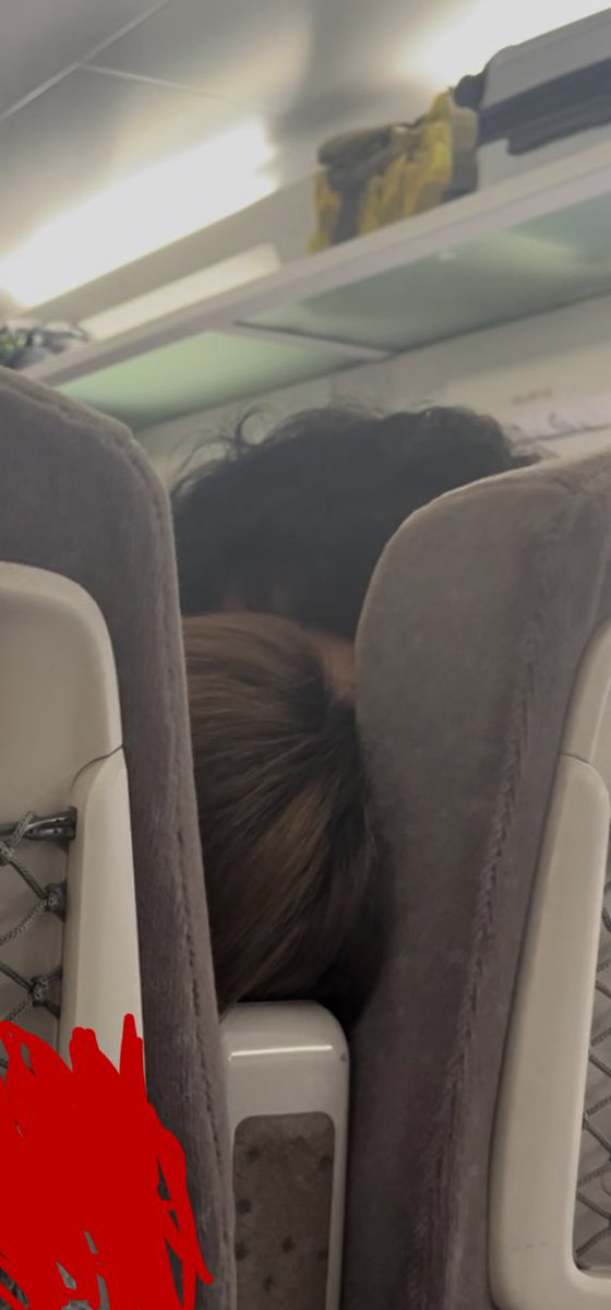 뒤에서 다보임 키스좀 작작하세요; 미친 것들아 기차 풀석임;