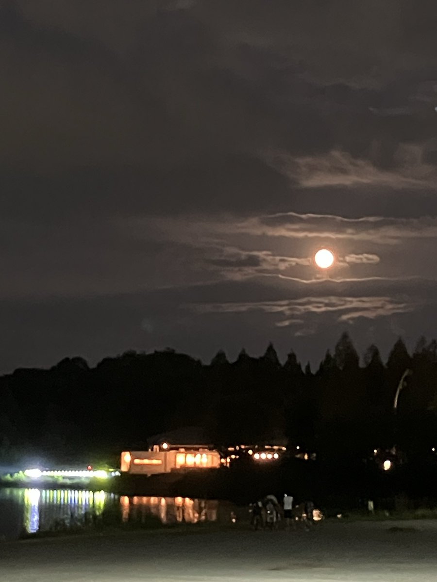 おはようございます🧻

昨日は満月でした🐱🌕

写真で撮るとぼやっとしていますが
肉眼で見るとはっきり大きな満月でした🌕

本日も頑張りましょう♪

#れんこん社
#イベント準備中