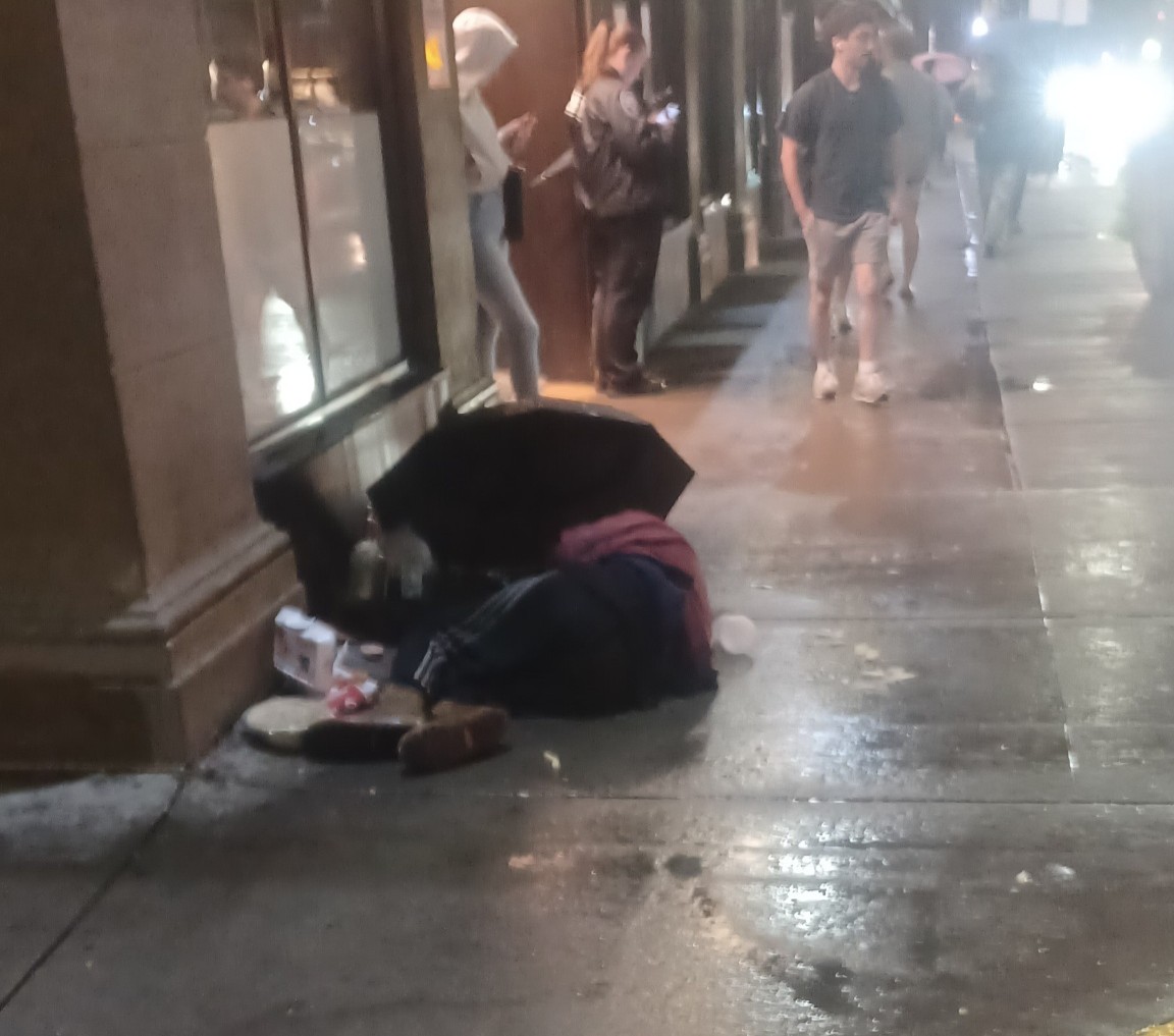 stephscip's tweet image. Goodnight, Pittsburgh. On my way home from picking up my daughter — a nurse, a frontline worker — we stopped for McDonald’s. Around the corner, this sight: a man asleep in the rain, half-eaten food beside him. Everyone walked by.
I asked two students nearby if he was okay. One…