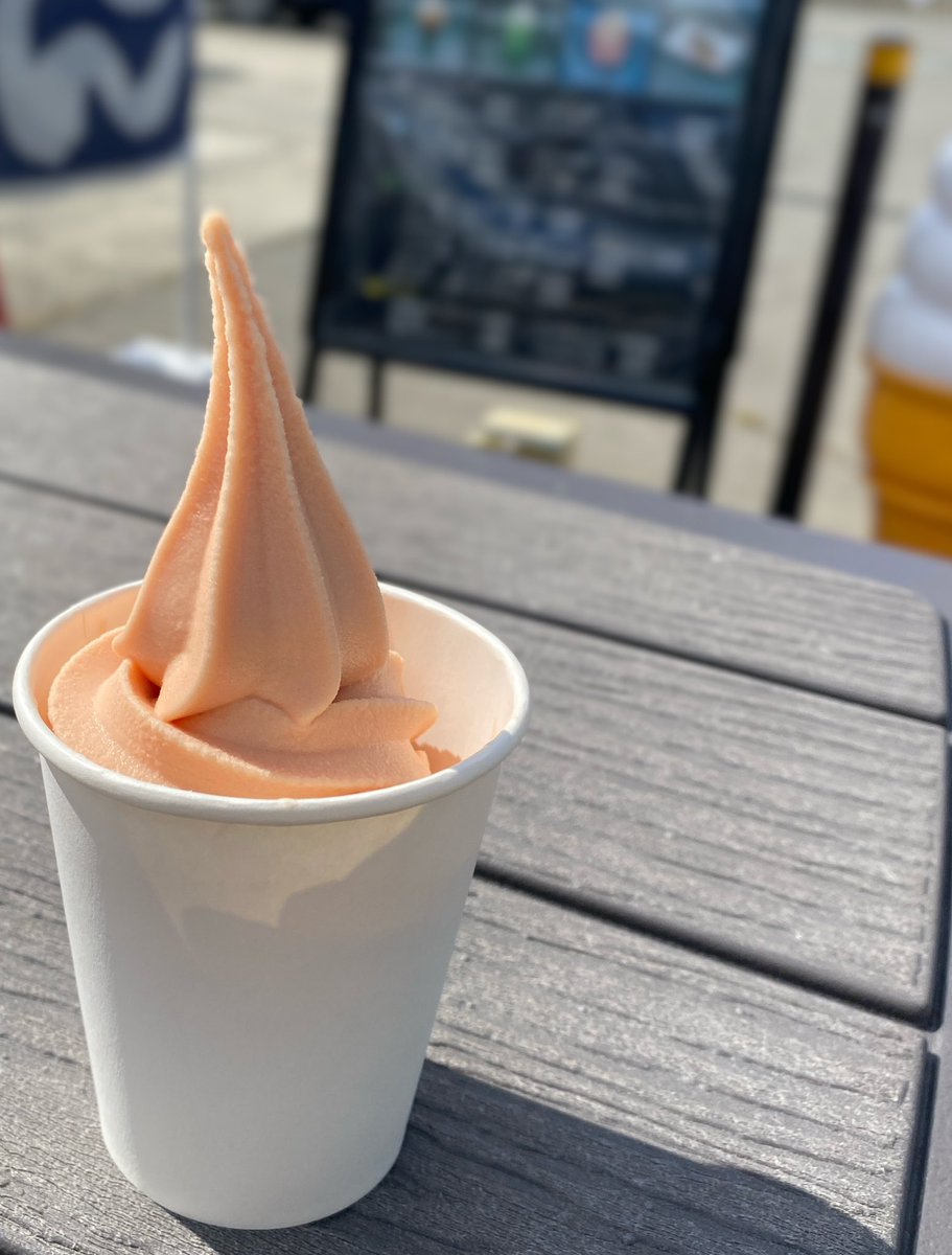 Tabimuyan's tweet image. さくらんぼソフトクリーム🍒

#山形県
#道の駅やまがた蔵王