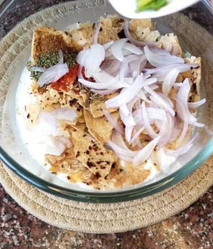 आ जाओ दोस्तो कलेवा कर लो....

जब आप सुबह सुबह चाय बिस्किट नमकीन ब्रेड यह सब लेते हो तभी गांव में यह कलेवा किया जाता है .

कलेवा का मतलब सुबह का नाश्ता, जिसने रात की बासी रोटी को छाछ में चुरकर,प्याज डालकर खाया जाता है , यह हेल्दी ब्रेकफास्ट होता है क्या आपने कभी ट्राई किया ???