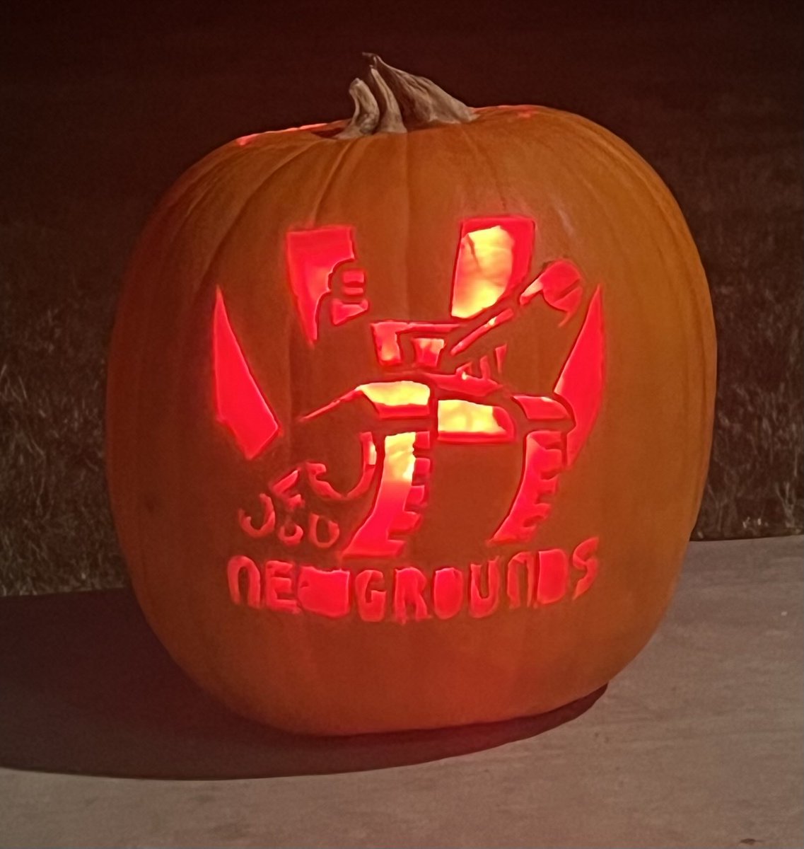 emuriz5's tweet photo. happy spooky month!
#newgrounds https://t.co/4ynxyqQGn9