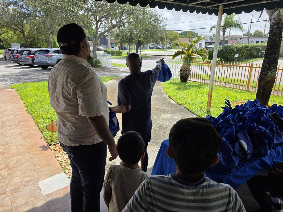 This past Sunday our youth prepared and distributed bags of food at a Humanity First drive at our mosque in Hallandale Beach, Florida.

#MKAMiami
#WhatMuslimsDo
#TrueIslam
#HumanityFirst