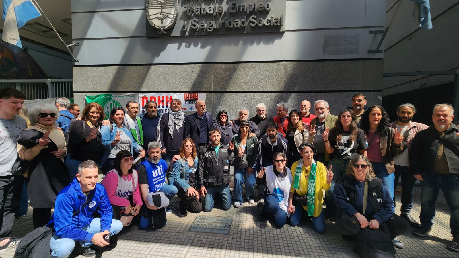 Ahora Pettovello le abrió un sumario policial a Daniel Catalano por colocar una baldosa por le memoria en homenaje a las y los detenidos desaparecidos frente al Ministerio de Trabajo